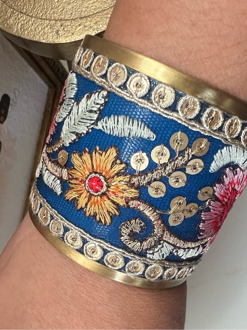 Embroidered Floral cuff - Blue and Pink - Picture 4 of 4